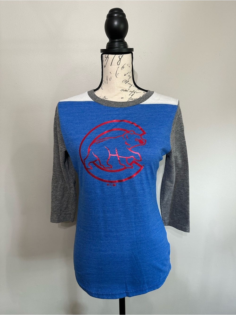 Fanatics Chicago Cubs Blue & Gray Raglan Tee with Red Walking Bear Logo Size S